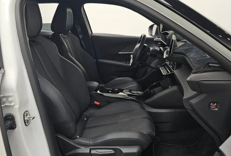 Peugeot 2008 II, 2023 год, 2 880 000 рублей, 8 фотография