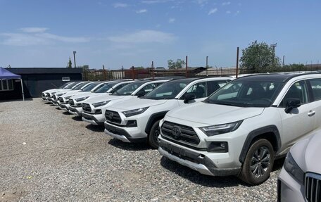 Toyota RAV4, 2025 год, 3 899 000 рублей, 2 фотография