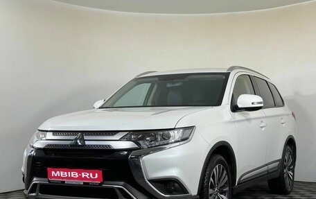 Mitsubishi Outlander III рестайлинг 3, 2020 год, 2 600 000 рублей, 1 фотография