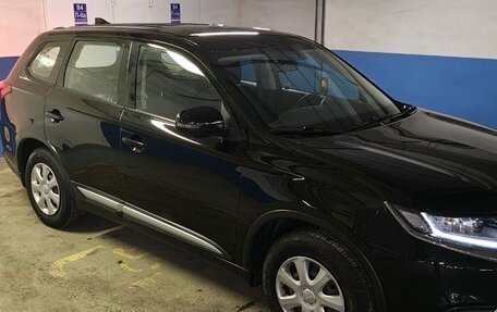 Mitsubishi Outlander III рестайлинг 3, 2019 год, 2 550 000 рублей, 6 фотография