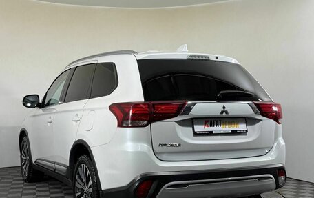 Mitsubishi Outlander III рестайлинг 3, 2020 год, 2 600 000 рублей, 5 фотография