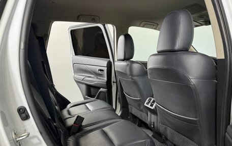 Mitsubishi Outlander III рестайлинг 3, 2020 год, 2 600 000 рублей, 11 фотография