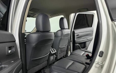 Mitsubishi Outlander III рестайлинг 3, 2020 год, 2 600 000 рублей, 9 фотография