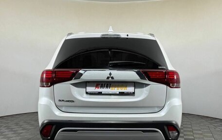 Mitsubishi Outlander III рестайлинг 3, 2020 год, 2 600 000 рублей, 4 фотография