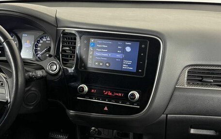 Mitsubishi Outlander III рестайлинг 3, 2020 год, 2 600 000 рублей, 13 фотография