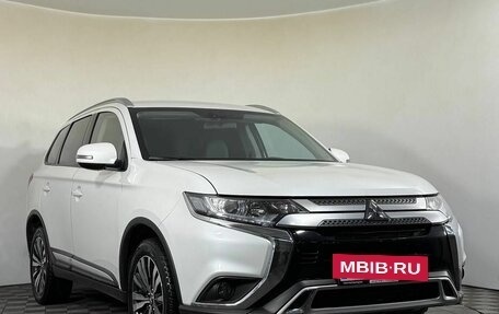 Mitsubishi Outlander III рестайлинг 3, 2020 год, 2 600 000 рублей, 3 фотография