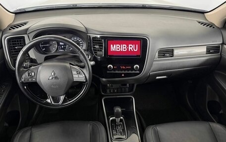 Mitsubishi Outlander III рестайлинг 3, 2020 год, 2 600 000 рублей, 12 фотография