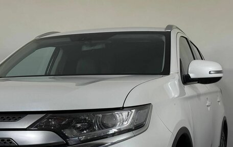 Mitsubishi Outlander III рестайлинг 3, 2020 год, 2 600 000 рублей, 18 фотография