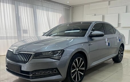 Skoda Superb III рестайлинг, 2021 год, 2 400 000 рублей, 1 фотография