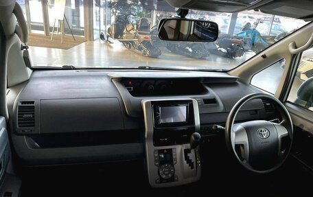 Toyota Voxy II, 2009 год, 1 300 000 рублей, 10 фотография