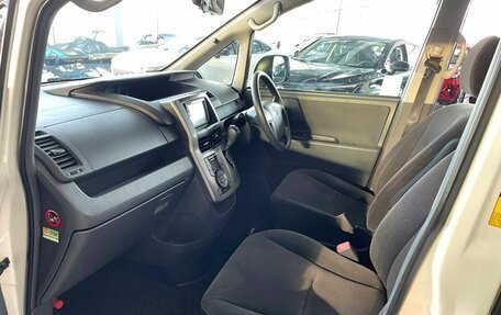 Toyota Voxy II, 2009 год, 1 300 000 рублей, 13 фотография