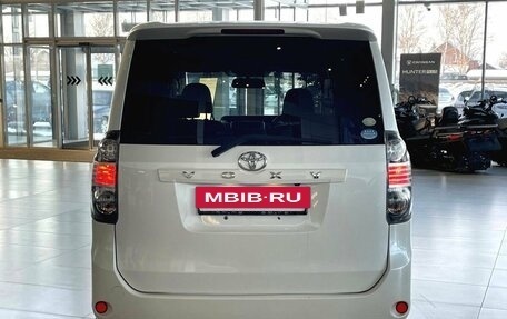 Toyota Voxy II, 2009 год, 1 300 000 рублей, 5 фотография