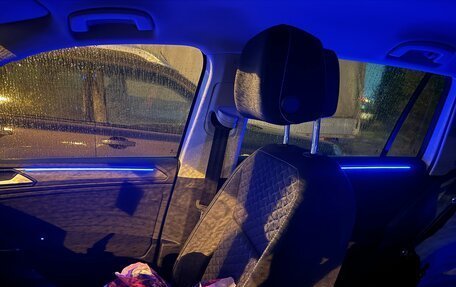 Volkswagen Tiguan II, 2018 год, 2 400 000 рублей, 11 фотография