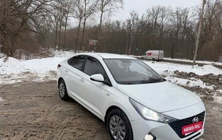 Hyundai Solaris II рестайлинг, 2021 год, 1 370 000 рублей, 2 фотография