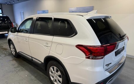 Mitsubishi Outlander III рестайлинг 3, 2019 год, 2 099 000 рублей, 6 фотография