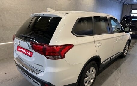 Mitsubishi Outlander III рестайлинг 3, 2019 год, 2 099 000 рублей, 5 фотография