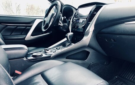 Mitsubishi Pajero Sport III рестайлинг, 2017 год, 2 430 000 рублей, 22 фотография