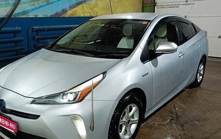 Toyota Prius IV XW50, 2019 год, 1 840 000 рублей, 2 фотография