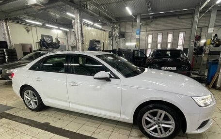 Audi A4, 2018 год, 2 300 000 рублей, 4 фотография