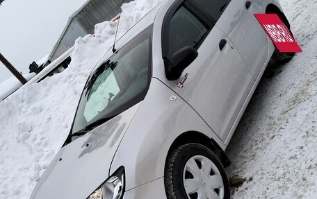 Renault Logan II, 2015 год, 900 000 рублей, 4 фотография