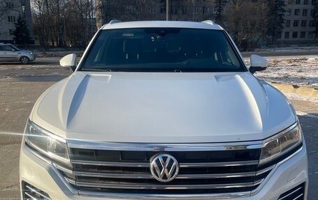 Volkswagen Touareg III, 2019 год, 4 500 000 рублей, 3 фотография