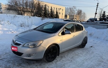 Opel Astra J, 2011 год, 615 000 рублей, 1 фотография