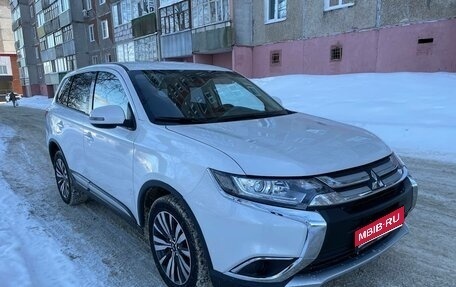 Mitsubishi Outlander III рестайлинг 3, 2018 год, 1 595 000 рублей, 1 фотография