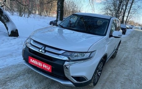 Mitsubishi Outlander III рестайлинг 3, 2018 год, 1 595 000 рублей, 3 фотография
