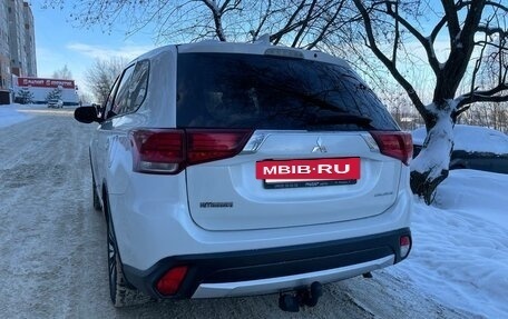 Mitsubishi Outlander III рестайлинг 3, 2018 год, 1 595 000 рублей, 6 фотография