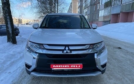 Mitsubishi Outlander III рестайлинг 3, 2018 год, 1 595 000 рублей, 4 фотография