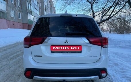 Mitsubishi Outlander III рестайлинг 3, 2018 год, 1 595 000 рублей, 5 фотография