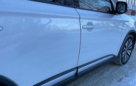 Mitsubishi Outlander III рестайлинг 3, 2018 год, 1 595 000 рублей, 8 фотография