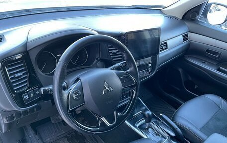 Mitsubishi Outlander III рестайлинг 3, 2018 год, 1 595 000 рублей, 23 фотография