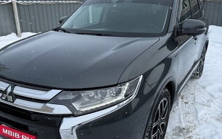 Mitsubishi Outlander III рестайлинг 3, 2018 год, 2 800 000 рублей, 2 фотография