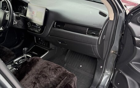 Mitsubishi Outlander III рестайлинг 3, 2018 год, 2 800 000 рублей, 17 фотография