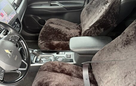 Mitsubishi Outlander III рестайлинг 3, 2018 год, 2 800 000 рублей, 15 фотография