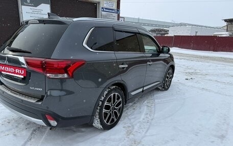 Mitsubishi Outlander III рестайлинг 3, 2018 год, 2 800 000 рублей, 6 фотография