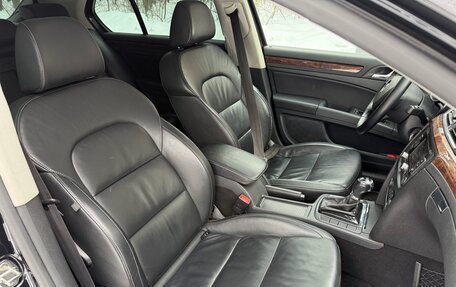 Skoda Superb III рестайлинг, 2013 год, 1 050 000 рублей, 25 фотография