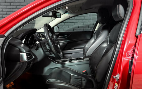 Jaguar XE I рестайлинг, 2015 год, 1 660 000 рублей, 9 фотография