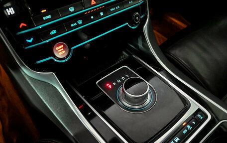 Jaguar XE I рестайлинг, 2015 год, 1 660 000 рублей, 12 фотография