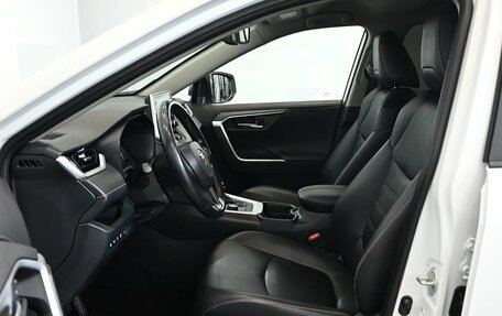 Toyota RAV4, 2020 год, 3 650 000 рублей, 10 фотография