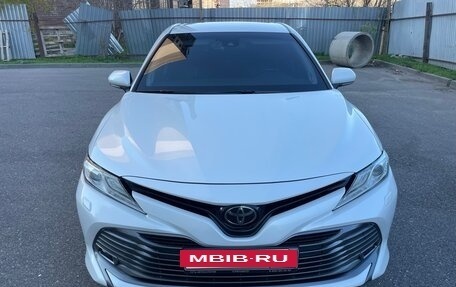 Toyota Camry, 2018 год, 3 190 000 рублей, 2 фотография