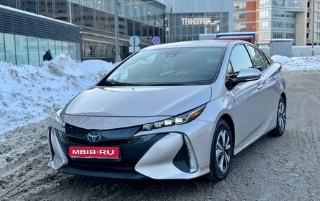 Toyota Prius IV XW50, 2019 год, 2 200 000 рублей, 1 фотография