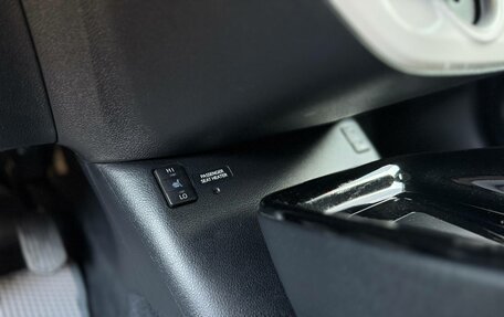 Toyota Prius IV XW50, 2019 год, 2 200 000 рублей, 10 фотография