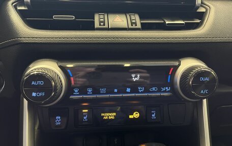 Toyota RAV4, 2020 год, 3 650 000 рублей, 10 фотография