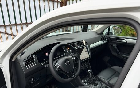 Volkswagen Tiguan II, 2018 год, 2 850 000 рублей, 2 фотография