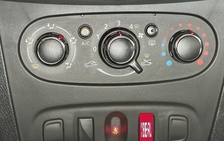 Renault Logan II, 2018 год, 650 000 рублей, 16 фотография