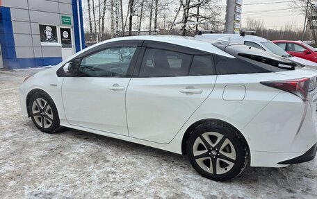 Toyota Prius IV XW50, 2016 год, 1 555 000 рублей, 5 фотография