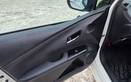 Toyota Prius IV XW50, 2016 год, 1 555 000 рублей, 12 фотография