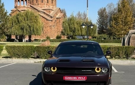 Dodge Challenger III рестайлинг 2, 2020 год, 2 300 000 рублей, 2 фотография